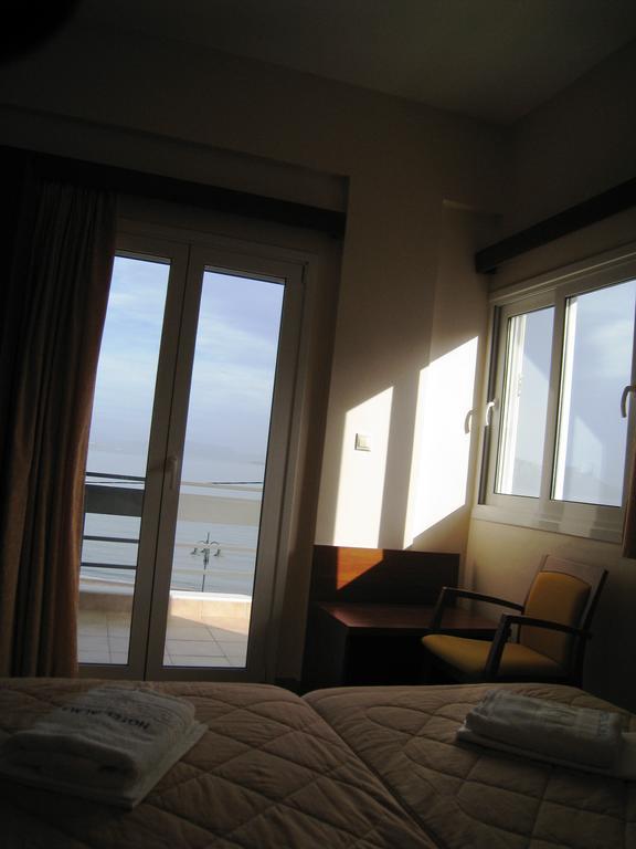 Alma Hotel Kamena Vourla Rum bild